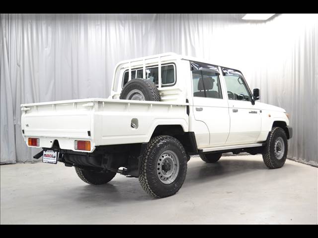 Toyota Land Cruiser 70 Pickup 12