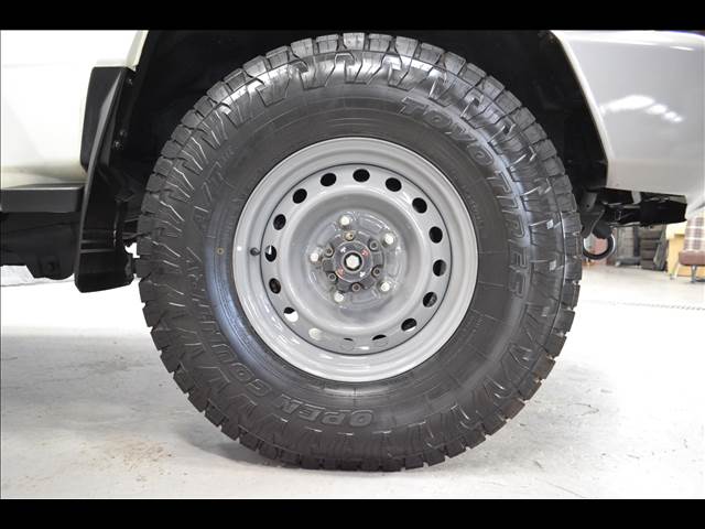 Toyota Land Cruiser 70 Pickup 7