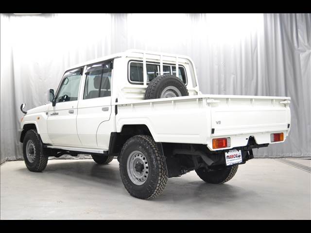 Toyota Land Cruiser 70 Pickup 10