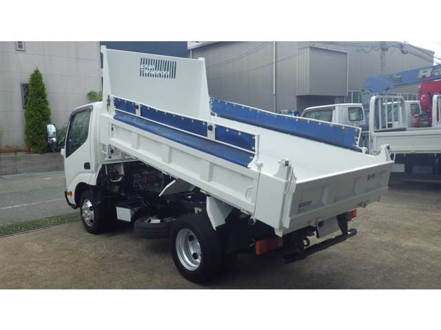 Hino Dutro 4