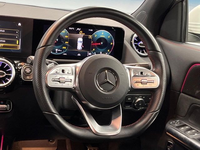 Mercedes-Benz GLA-Class 11