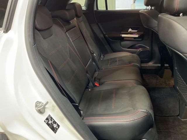 Mercedes-Benz GLA-Class 10