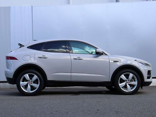 Jaguar E-Pace 11
