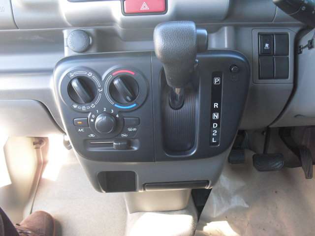 Nissan NV100 Clipper 11