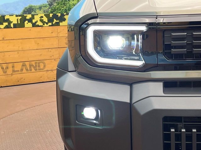 Toyota Land Cruiser FJ 12