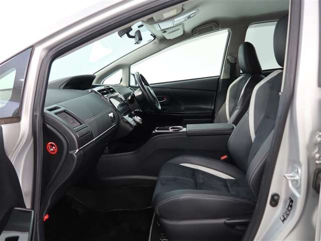 Toyota Prius α 11