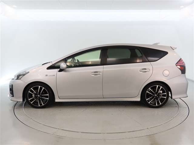 Toyota Prius α 3