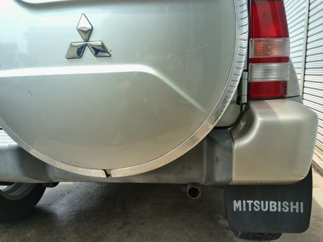 Mitsubishi Pajero Junior 12