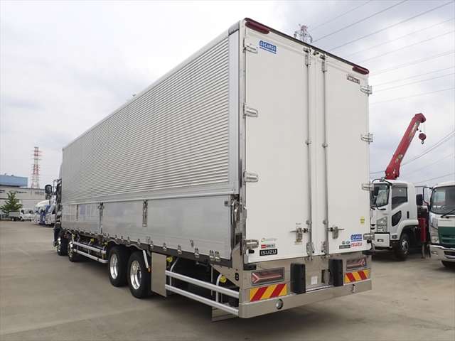 Isuzu Giga 4