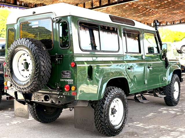 Land Rover Defender 11