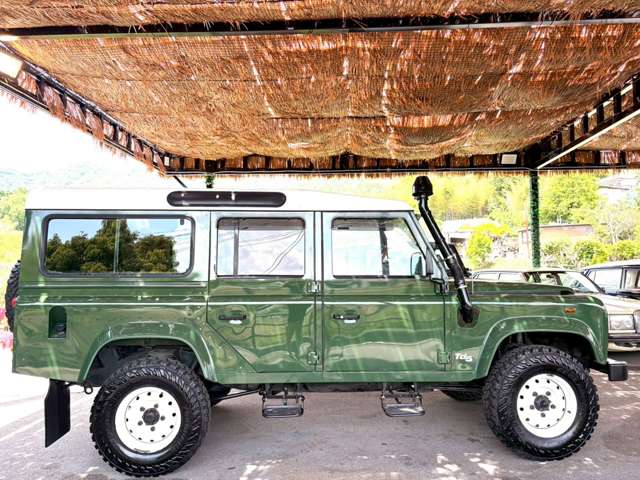 Land Rover Defender 6