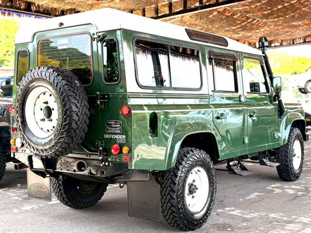 Land Rover Defender 10