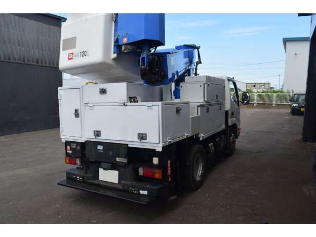 Hino Dutro 4