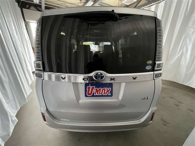 Toyota Voxy 8