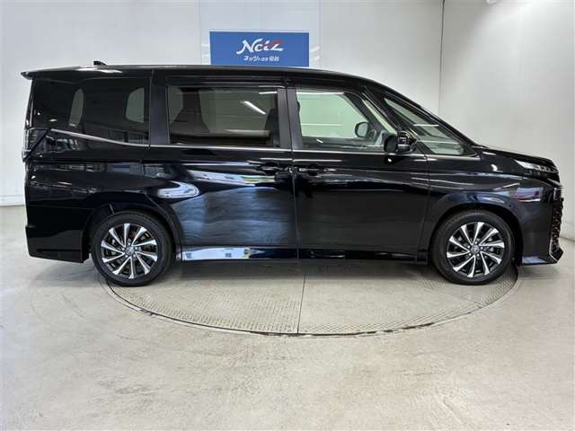 Toyota Voxy 9