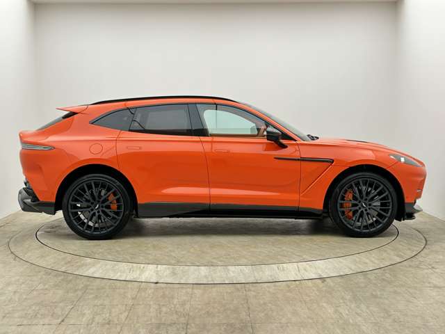 Aston Martin DBX 4