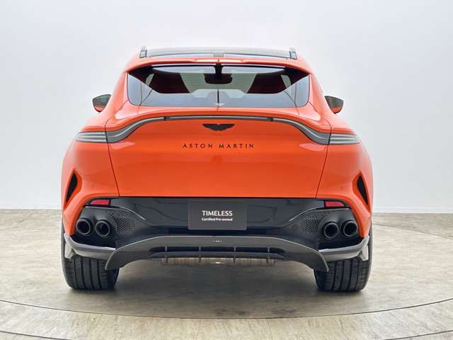 Aston Martin DBX 6