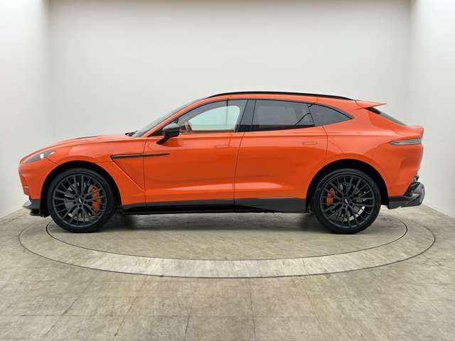 Aston Martin DBX 8