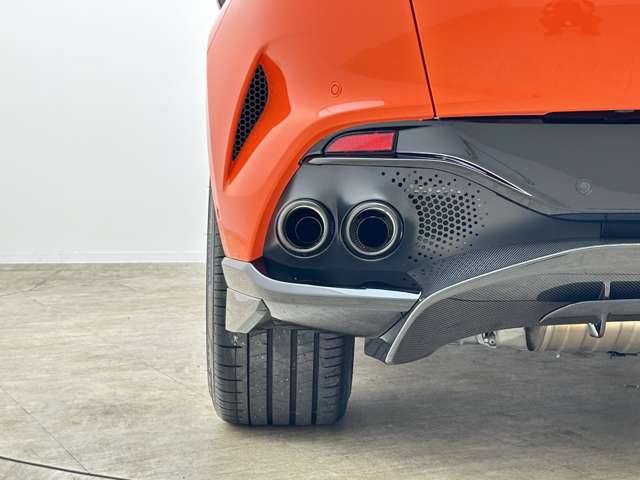 Aston Martin DBX 9