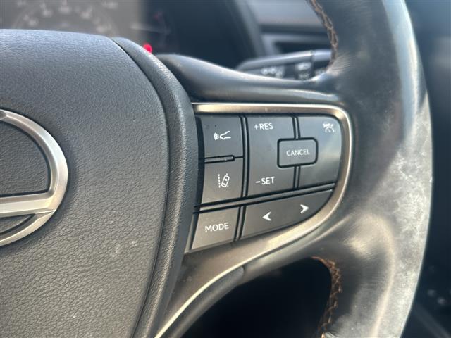 Lexus UX 8