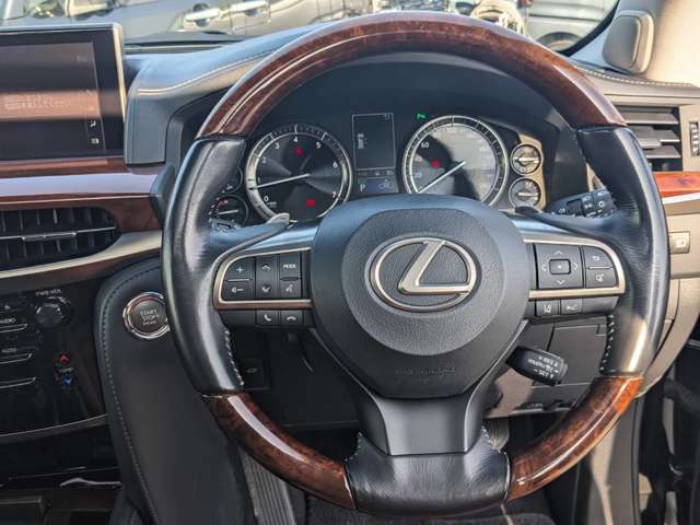 Lexus LX 12