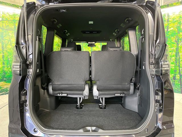 Toyota Voxy 12