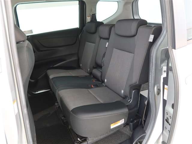 Toyota Sienta 12