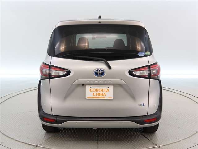 Toyota Sienta 4