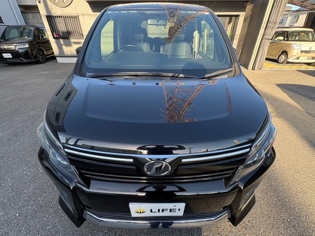 Toyota Voxy 12