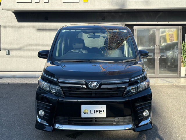 Toyota Voxy 2