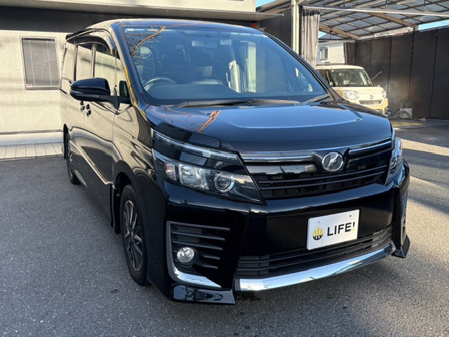 Toyota Voxy 3