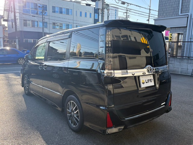 Toyota Voxy 8