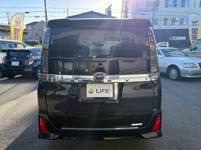 Toyota Voxy 9