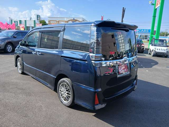 Toyota Voxy 11