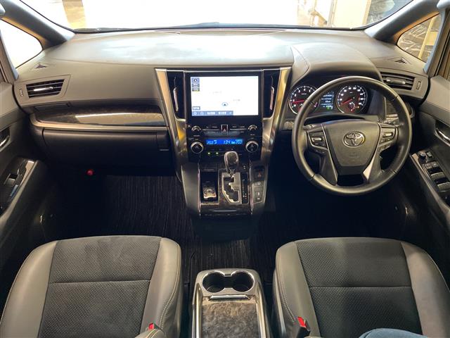 Toyota Alphard 4