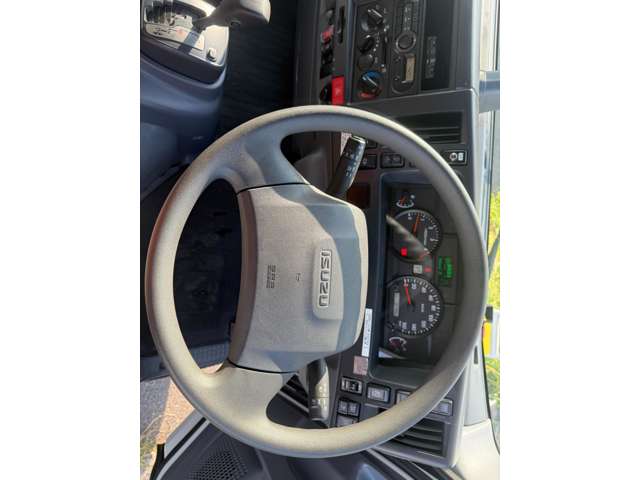 Isuzu Elf 7