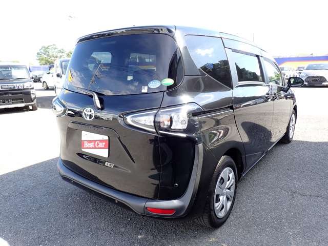 Toyota Sienta 4