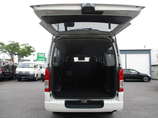 Toyota Hiace Van 11