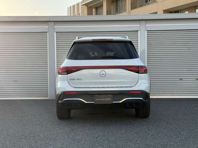 Mercedes-Benz EQB 8