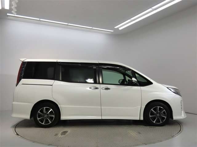 Toyota Noah 5