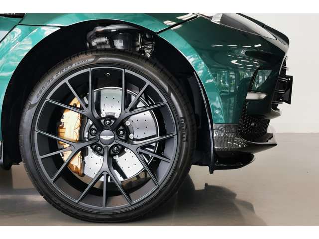 Aston Martin DBX 2