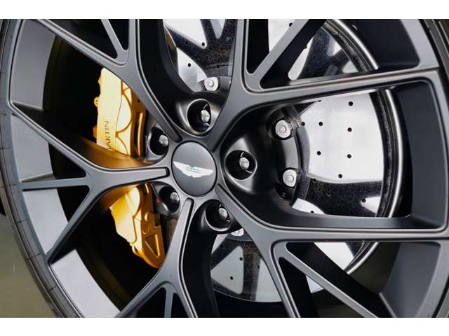 Aston Martin DBX 4