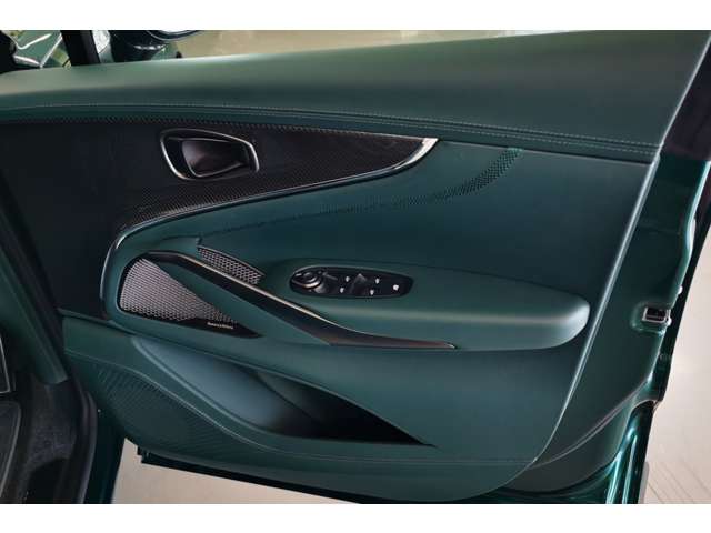 Aston Martin DBX 6