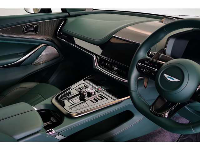 Aston Martin DBX 7