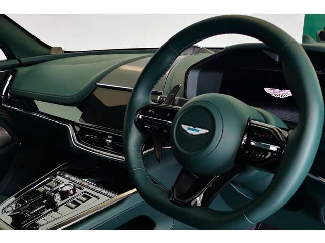 Aston Martin DBX 8
