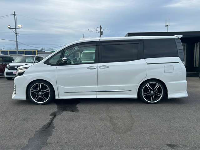 Toyota Voxy 3