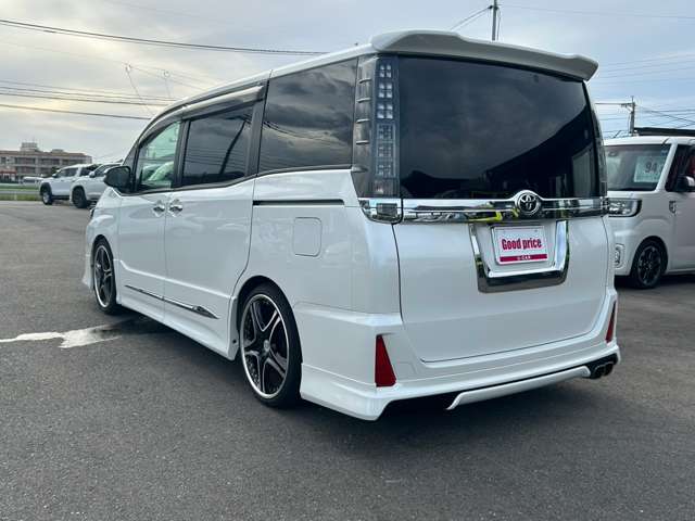 Toyota Voxy 4