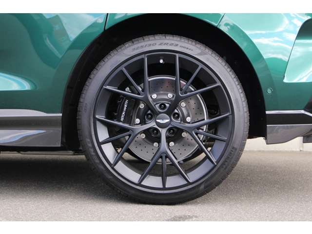 Aston Martin DBX 5