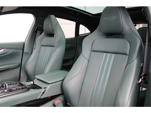 Aston Martin DBX 8