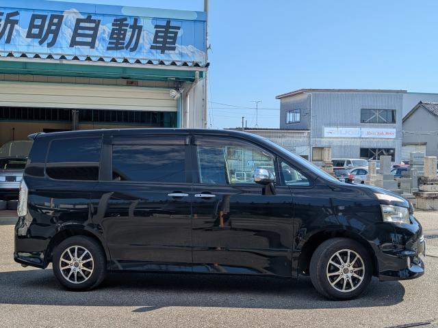 Toyota Voxy 4